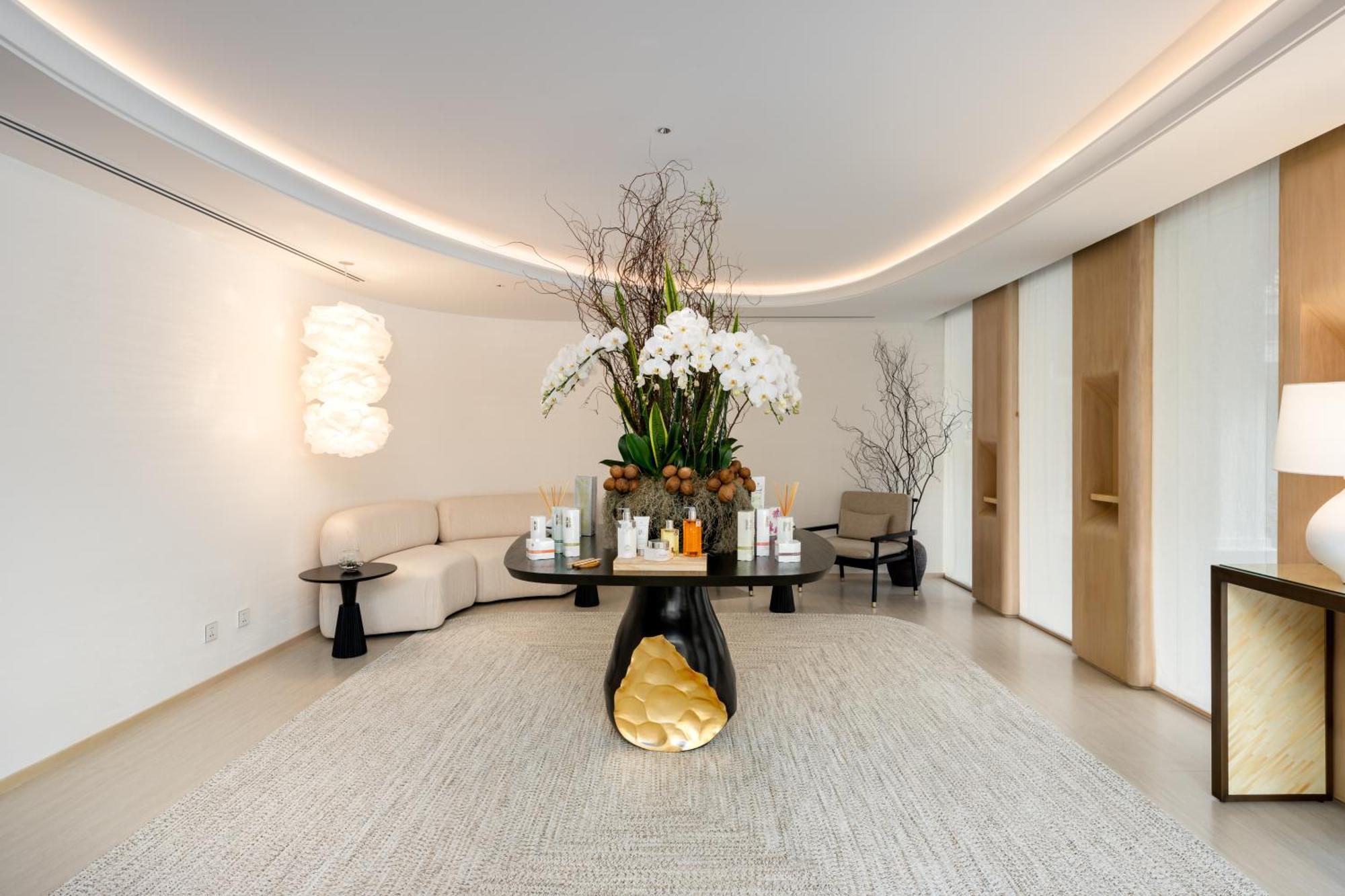 Saii Laguna Phuket Bang Tao-stranden Eksteriør bilde The lobby of the Four Seasons Hotel