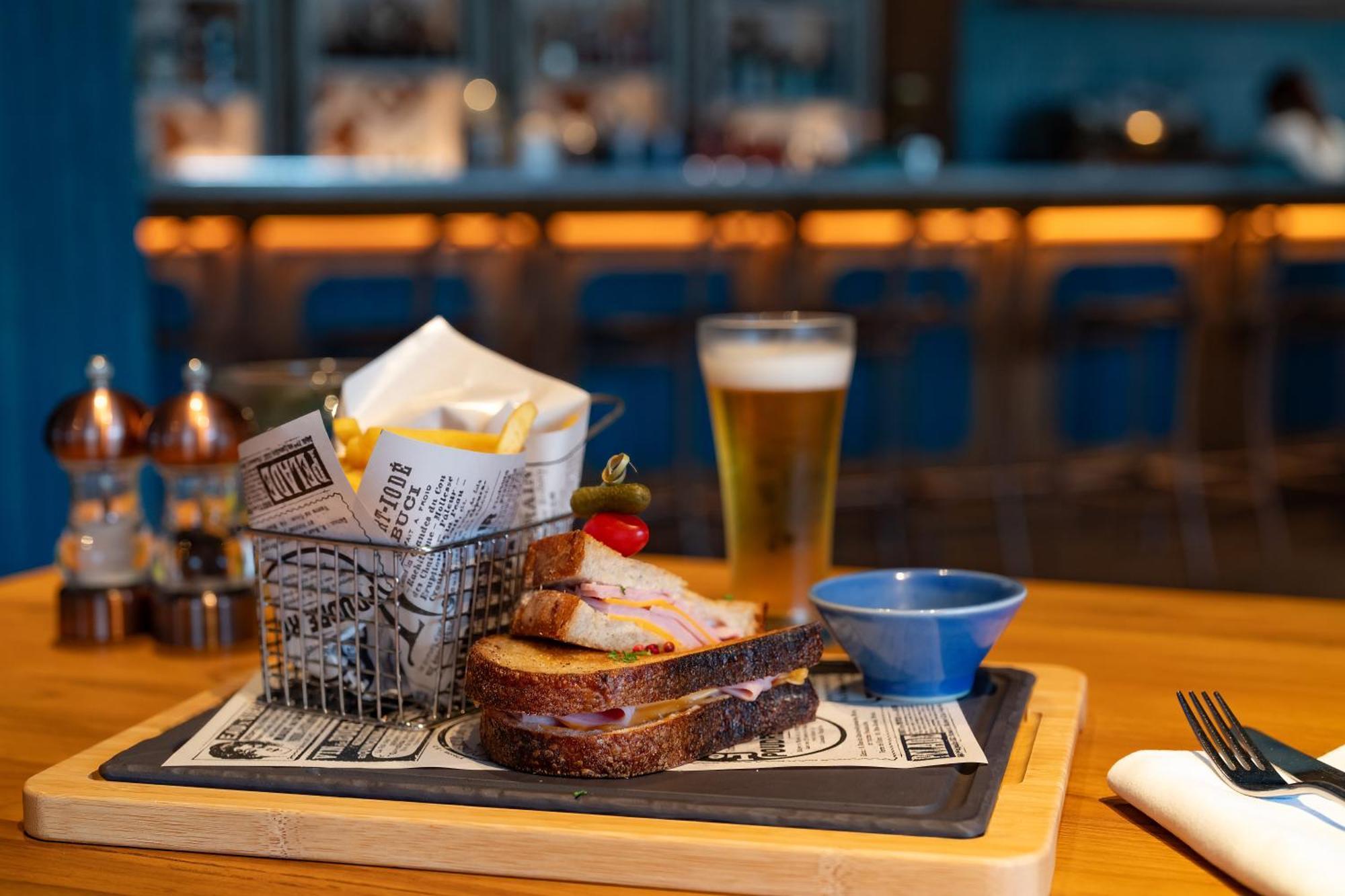 Saii Laguna Phuket Bang Tao-stranden Eksteriør bilde A ham and cheese sandwich with chips and a beer